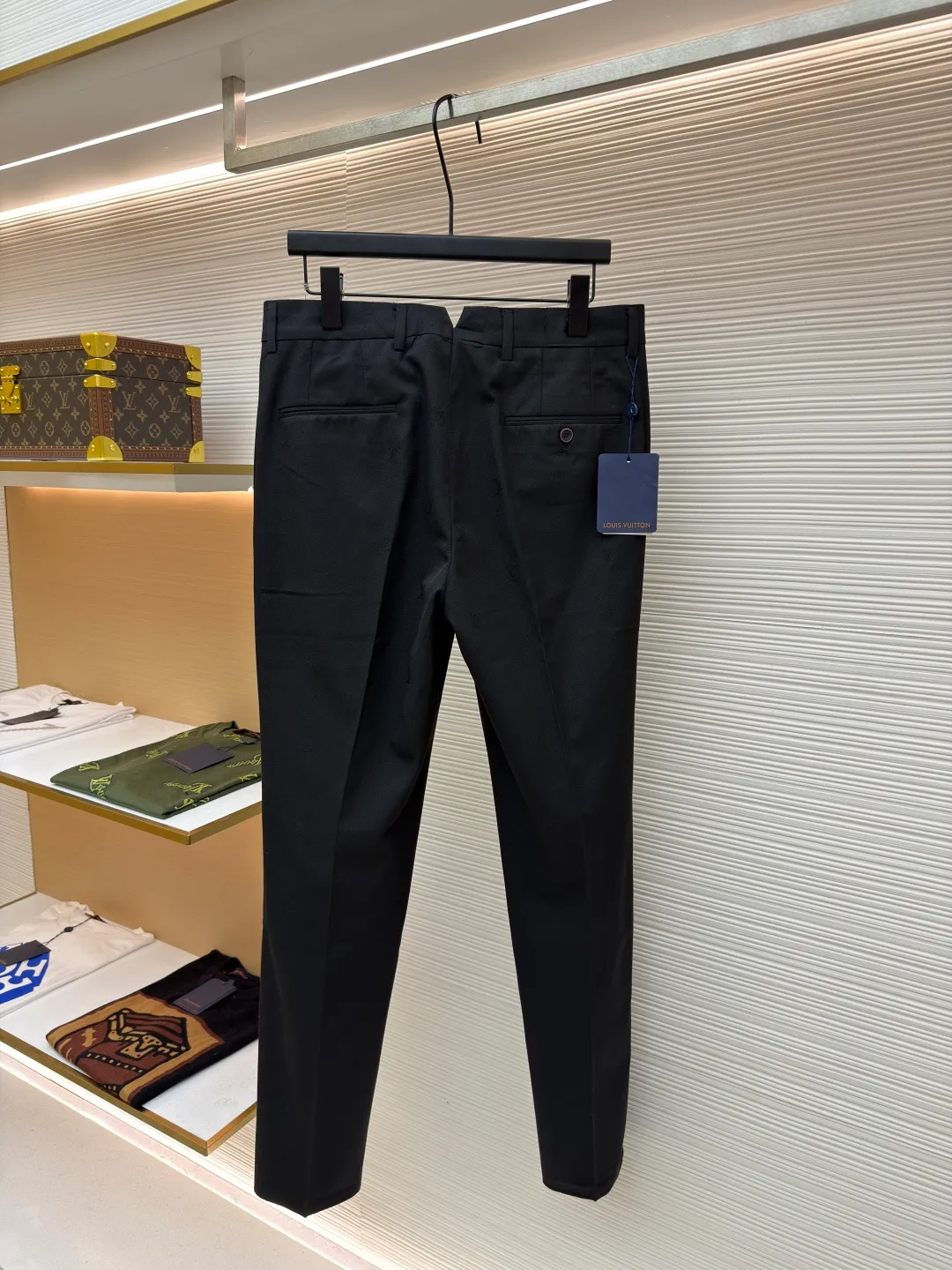 LOUIS VUITTON full-width jacquard suit pants ●Original version: Purchased and developed for 34500 ●Item number: 1680846-B50 ●Material: soft wool satin fabric ●Technology: jacquard production ●Version: fitted version ●Weight: about 460 grams ●Size: 50-52-54-56 ●Description: Customized soft wool satin, as smooth as silk, full of drape, with a deep black charm Deep and mysterious, the full-width LV Blason jacquard slowly unfolds on the wool, as if injecting soul into these pants. Decorated with LV logo embroidery, it inadvertently reveals a noble style. Smooth lines outline a neat straight silhouette, showing a calm and elegant attitude. The jacquard process controls the interweaving of warp and weft threads by weaving LV Bladon textile technology on the surface of the fabric, and precisely controls the interlacing density and tension of the yarn to make it more three-dimensional. Adopt imported machine embroidery technology, use advanced computer control system and precision mechanical components to achieve LV logo embroidery work with high precision and smooth and delicate lines. The trouser legs are manually positioned, cut and gathered using fine needles and threads with a color similar to the fabric to perform needle-picking operations on the edges of the trouser legs to make the edges neater and tighter. The overall wiring is straight and delicate, the fabric is comfortable and soft, and the color is consistent without color difference. It can be matched with the same style to create a fashionable look and control various occasions. Customized accessories, complete with three standards, same style for men and women!